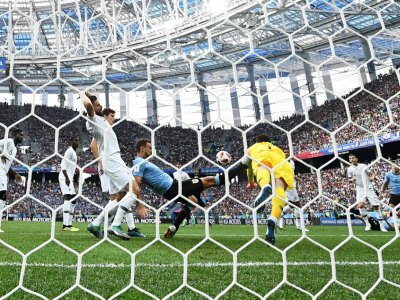 Le gardien de but Hugo Lloris évite un but de l'Uruguay lors de la qualification de la France en demi-finale du Mondial le 6 juillet 2018 - FRANCK FIFE [AFP]