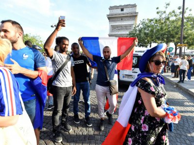 Liesse dans les rues de Paris après la victoire de l'équipe de France face à l'Uruguay, le 06 juillet 2018 - GERARD JULIEN [AFP]