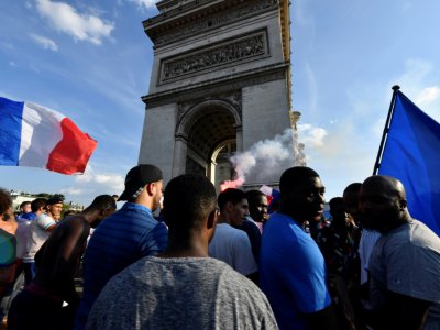 Plusieurs centaines de personnes fêtent aux Champs Elysées la qualification de la France en demi finale du Mondial le 6 juillet 2018 - GERARD JULIEN [AFP]