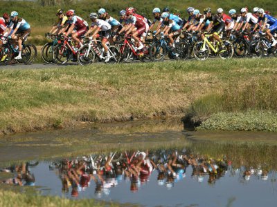 Les coureurs à l'assaut de la 1re étape du Tour de France 2018, de Noirmoutier-en-l'Île à Fontenay-le Comte, le 7 juillet 2018 - Marco BERTORELLO [AFP]