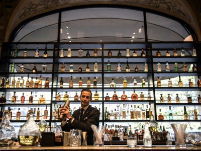 Un barman de l'hôtel Lutetia à Paris, le 6 juillet 2018, rouvert après 4 ans de travaux - Christophe ARCHAMBAULT [AFP]