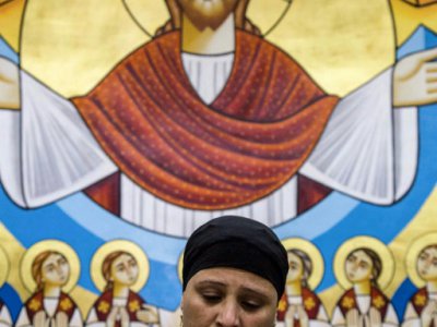 Une parente d'un des 20 chrétiens égyptiens décapités par des jihadistes à Syrte en Libye, en deuil lors de leurs funérailles dans l'église copte de Al-Our en Egypte le 15 mai 2018 - IBRAHIM EZZAT [AFP/Archives]