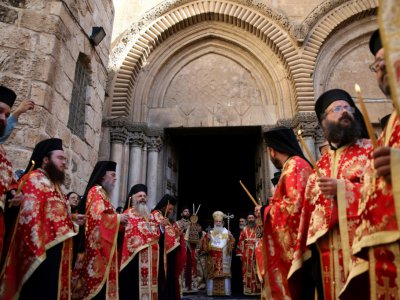 Le patriarche grec orthodoxe de Jérusalem Theophilos III lors de la cérémonie de lavement des pieds précédant Pâques devant l'église du Saint-Sepulchre à Jérusalem le 28 avril 2016 - GALI TIBBON [AFP/Archives]