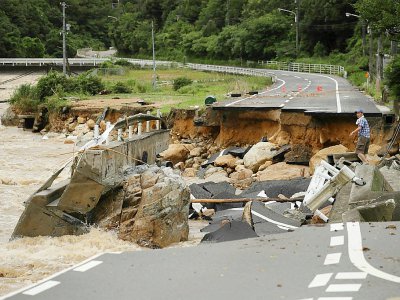 Une route effondrée, le 7 juillet 2018 dans la région d'Hiroshima, suite aux pluies torrentielles que connaît l'ouest du Japon depuis quatre jours - STR [JIJI PRESS/AFP]