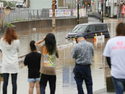 L'ouest du Japon a reçu plus d'un mètre d'eau en 72 heures, et de nombreuses localités sont inondées, comme ici à Hiroshima, le 7 juillet 2018 - STR [JIJI PRESS/AFP]