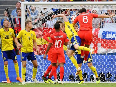 Le défenseur anglais Harry Maguire reprend de la tête un corner pour ouvrir le score contre la Suède à Samara, le 7 juillet 2018 - EMMANUEL DUNAND [AFP]