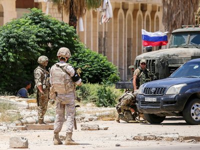 Des soldats russes près du poste-frontière de Nassib, dans la province syrienne de Deraa (sud), le 7 juillet 2018 - Youssef KARWASHAN [AFP]