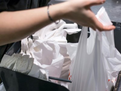 En France, les sacs plastiques fins non compostables sont interdits depuis 2017 - FRED DUFOUR [AFP/Archives]
