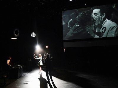 Une représentation de la pièce "La reprise", du Suisse Milo Rau, à Avignon le 6 juillet 2018 - Boris HORVAT [AFP]