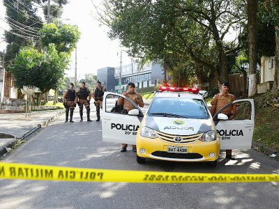 Une voiture de police bloque une rue menant au siège du parquet fédéral à Curitiba (Brésil), le 8 juillet 2018 - Franklin de Freitas [AFP]