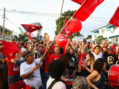 Des partisans de l'ex-président brésilien Lula Luiz Inacio Lula da Silva manifestent devant le parquet fédéral à Curitiba, le 8 juillet 2018 - FRANKLIN DE FREITAS / AFP [AFP]