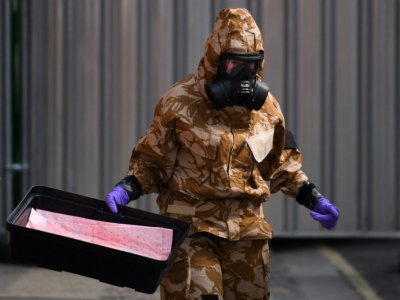 Un enquêteur portant une protection à Amesbury, dans le sud de l'Angleterre, le 6 juillet 2018, après la contamination d'un couple à l'agent innervant Novitchok - Chris J Ratcliffe [AFP/Archives]