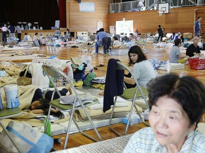 Des personnes ont trouvé refuge dans un gymnase à Kurashiki, sinistrée après de fortes intempéries qui ont fait au moins 75 morts, le 9 juillet 2018 - JIJI PRESS [JIJI PRESS/AFP]