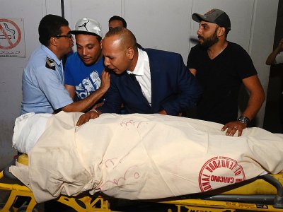 Des collègues de l'un des six membres des forces de l'ordre tués dans le nord-ouest de la Tunisie au cours d'une attaque "terroriste" selon les autorités, l'attaque la plus meurtrière depuis plus de deux ans, le 8 juillet 2018 à l'hôpital Charles Nic - FETHI BELAID [AFP]