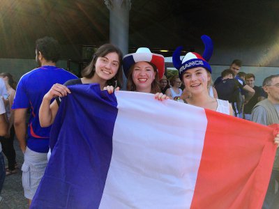 Alice, Chloé et Charlotte, trois copines supportrices de l'équipe de France : "On est à fond derrière les Bleus". - Charlotte Sebire