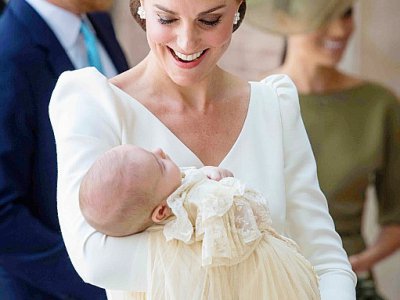 La duchesse Catherine tient ee prince Louis lors de son baptême à Londres, le 9 juillet 2018 - Dominic Lipinski [POOL/AFP]