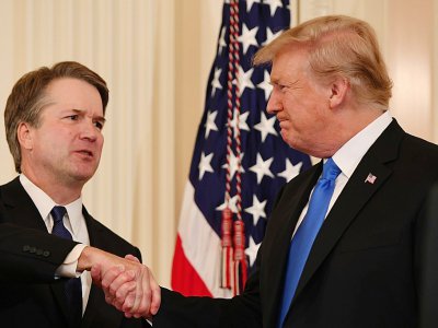 Poignée de main entre le président américain Donald Trump, à droite et le juge conservateur Brett Kavanaugh, qu'il vient de nommer à la Cour suprême des Etats-Unis, le 9 juillet 2018 à la Maison Blanche - SAUL LOEB [AFP]
