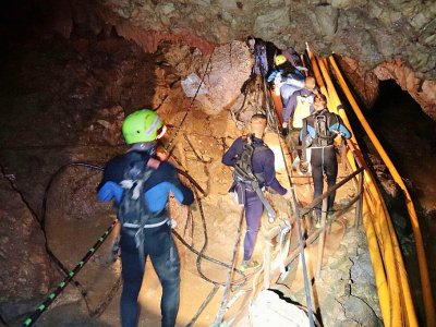 Des plongeurs explorent la grotte de Tham Luang, dans le nord de la Thaïlande, sur une photo de la Royal Thai Navy diffusée le 7 juillet 2018 - Handout [ROYAL THAI NAVY/AFP/Archives]