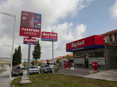 Une agence immobilière faisant de la publicité à Pegeia, dans l'ouest de Chypre, pour le programme "investissement contre passeport" du gouvernement chypriote. Photo prise le 9 mai 2018 - Emily IRVING-SWIFT [AFP]