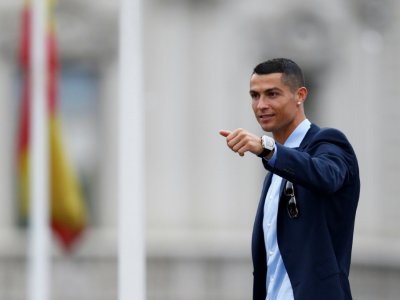 L'attaquant portugais du Real Madrid Cristiano Ronaldo fête la 3e victoire finale du Real Madrid en Ligue des champions à Kiev - BENJAMIN CREMEL [AFP/Archives]