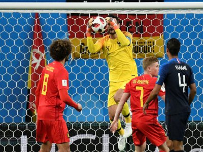 Le gardien Hugo Lloris stoppe le ballon lors de la qualification de la France en finale du Mondial le 10 juillet 2018 - CHRISTOPHE SIMON [AFP]