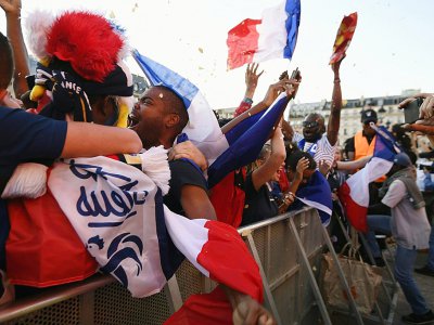 La joie des supporteurs français a éclaté lors du but de Samuel Umtiti, ici à Paris, le 10 juillet 2018 - Eric FEFERBERG [AFP]