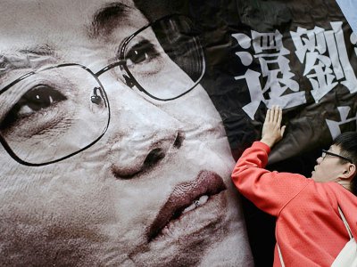Un portrait de Liu Xua sur une banderole lors d'une manifestation de soutien en sa faveur à Hong Kong, le 7 mars 2014 - Philippe LOPEZ [AFP/Archives]