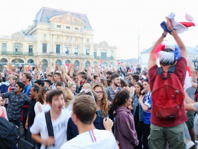 Il y avait énormement de monde à Cherbourg pour fêter la victoire des bleus - Célia Caradec