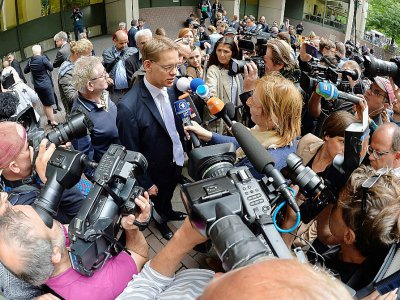 Wolfgang Heer, avocat de Beate Zschaepe, parle aux médias après le verdict à Munich le 11 juillet 2018 - GUENTER SCHIFFMANN [AFP]