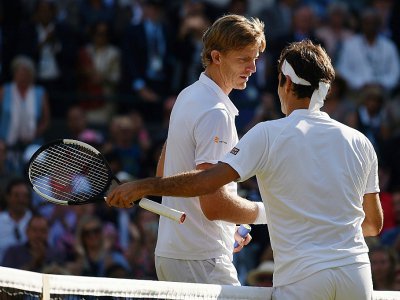 Roger Federer félicite son adversaire Kevin Anderson après la victoire de ce dernier à Wimbledon en quarts de finale, le 11 juillet 2018 - Oli SCARFF [AFP]