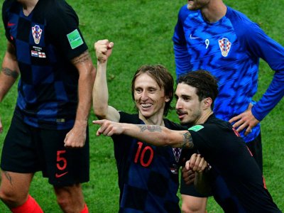 Les Croates Luka Modric (g) et Sime Vrsaljko exultent ils sont en finale du Mondial, le 11 juillet 2018 à Moscou - Mladen ANTONOV [AFP]