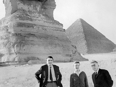 De gauche à droite, Claude Lanzmann, Simone de Beauvoir et Jean-Paul Sartre , visitant les Pyramides en Egypte, le 4 mars 1967 - - [AFP/Archives]