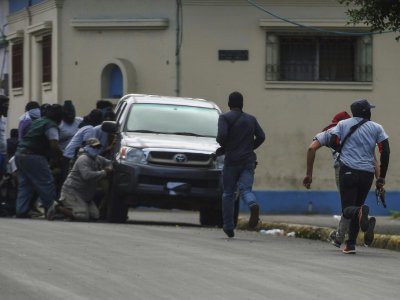 Des paramilitaires encerclent la Basilique Saint-Sébastien, le 9 juillet 2018 à Diriamba, au Nicaragua - MARVIN RECINOS [AFP]