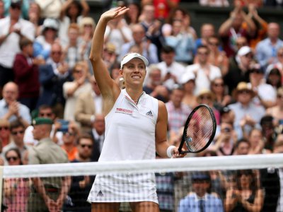 L'Allemande Angelique Kerber salue les spectateurs après sa victoire face à la Russe Daria Kasatkina  en quarts de finale à Wimbledon, le 10 juillet 2018 - Daniel LEAL-OLIVAS [AFP]