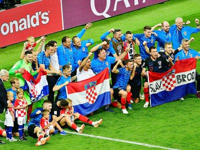 Les joueurs croates posent sur la pelouse du stade Loujniki après leur qualif pour la finale du Mondial, aux dépens des Anglais, le 11 juillet 2018 - Mladen ANTONOV [AFP]