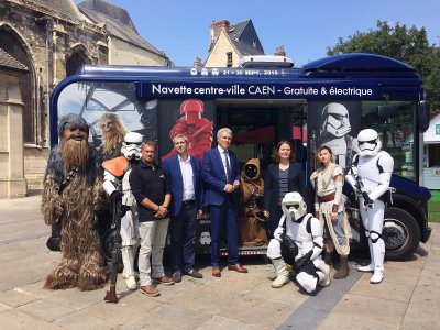 De gauche à droite, Arnaud Miralles (président de l'association 501st Legion), Joël Bruneau (maire de Caen) et Laetitia Crinon (directrice marketing et commerciale de Keolis) avec l'équipe de Star Wars. - CS