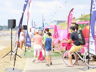 Comme au Tour de France cycliste, le long de la plage, les sponsors offrent des cadeaux au public. - Célia Caradec