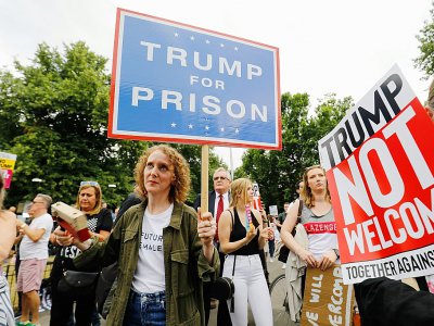 Des manifestants contre la visite de Donald Trump devant la résidence de l'ambassadeur américain à Londres, le 12 juillet 2018 - Tolga AKMEN [AFP]