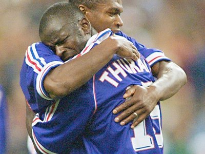 Liliam Thuram (D)dans les bras de Marcel Desailly après avoir marqué, au Stade de Saint-Denis, le 8 juillet 1998
CUP-FR98-FRA-CRO-THURAM-DESAILLY - GABRIEL BOUYS [AFP/Archives]