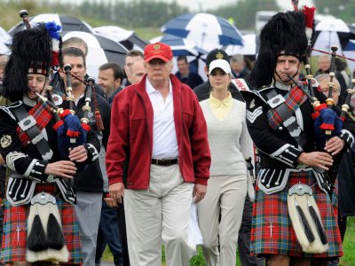 Donald Trump (c) escorté par des joueurs de cornemuses arrive pour inaugurer son nouveau parcours de golf Trump International Golf Links à Aberdeen, le 10 juillet 2012 en Ecosse - Andy Buchanan [AFP/Archives]