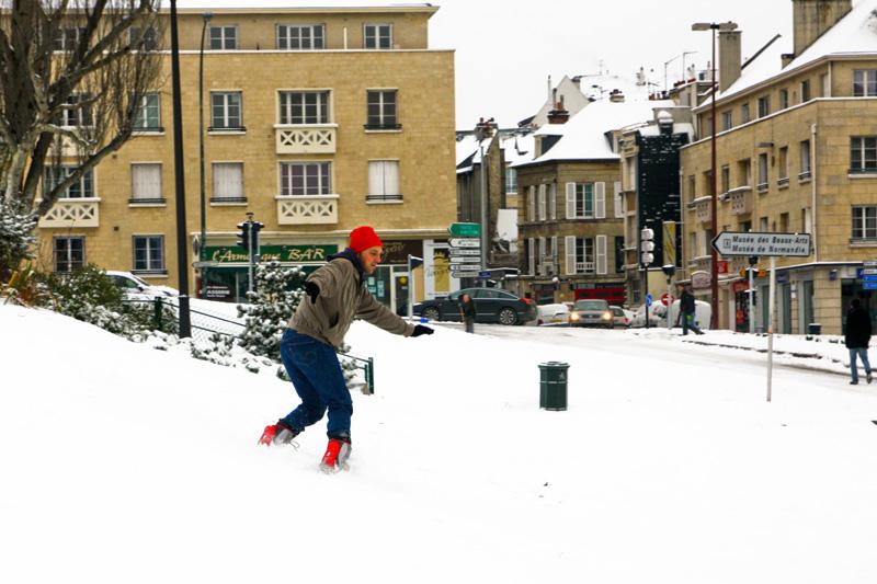 Descente en snowboard sur les pentes du château de Caen. Dimanche 5 février 2012. - Tendance Ouest - Maxence Gorréguès