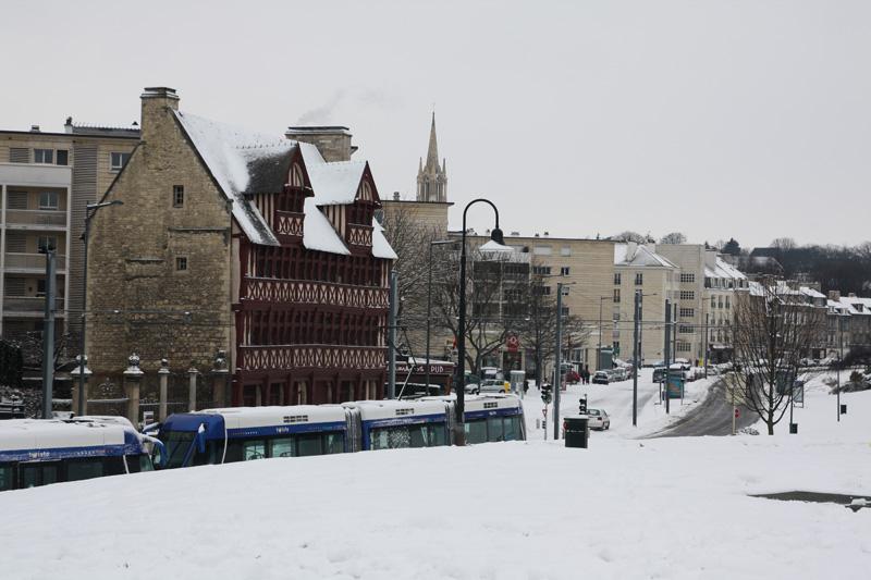 Rue de Geôle sous la neige à Caen. Dimanche 5 février 2012. - Tendance Ouest - Maxence Gorréguès