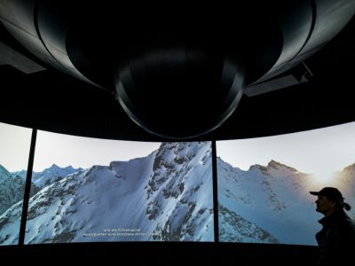 Un visiteur du nouveau musée "007 Elements" à Sölden, en Autriche, le 11 juillet 2018 - VLADIMIR SIMICEK [AFP]