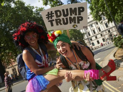 A Londres le 13 juillet 2018 devant le Parlement, des manifestants se préparent à défiler contre la visite au Royaume-Uni du président américain Donald Trump - Niklas HALLEN [AFP]