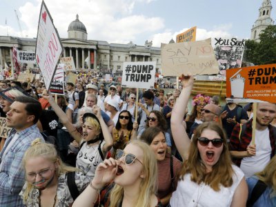 Manifestants à Trafalgar Square à Londres le 13 juillet 2018 contre la visite au Royaume-Uni du président américain Donald Trump. - Tolga AKMEN [AFP]