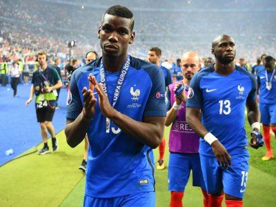 Paul Pogba remercie le public après la défaite en finale de l'Euro contre le Portugal, le 10 juillet 2016 au Stade de France - FRANCK FIFE [AFP/Archives]