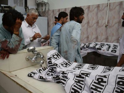Des personnes venues identifier les corps de proches, le 13 juillet 2018 à Quetta, après un attentat suicide qui a frappé une réunion électorale à Mastung, au sud-ouest du Pakistan - BANARAS KHAN [AFP]