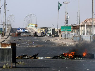 Des manifestants bloquent le passage et brûlent des pneus dans la ville de Bassora en Irak, le 12 juillet 2018 - Haidar MOHAMMED ALI [AFP]