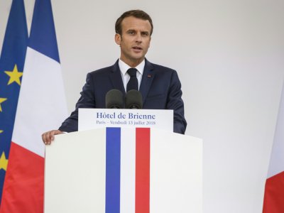 Le président Emmanuel Macron s'exprime après avoir promulgué la Loi de programmation militaire (LPM) 2019-2025, prévoyant une hausse des crédits de défense, le 13 juillet 2018 à Paris - CHRISTOPHE PETIT TESSON [POOL/AFP]