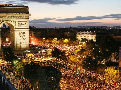 Les Champs-Elysées investis par les supporters de l'équipe de France lors de sa victoire en demi-finales du Mondial, le 10 juillet 2018 - ZAKARIA ABDELKAFI [AFP/Archives]